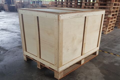 Деревянный ящик на паллете